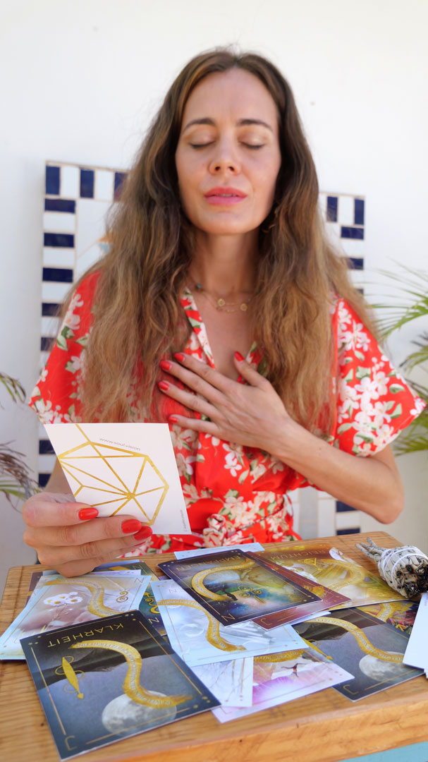 Orakel der Intuition Kartenset: Jacqueline Le Saunier legt ihre Hand auf ihr Herz