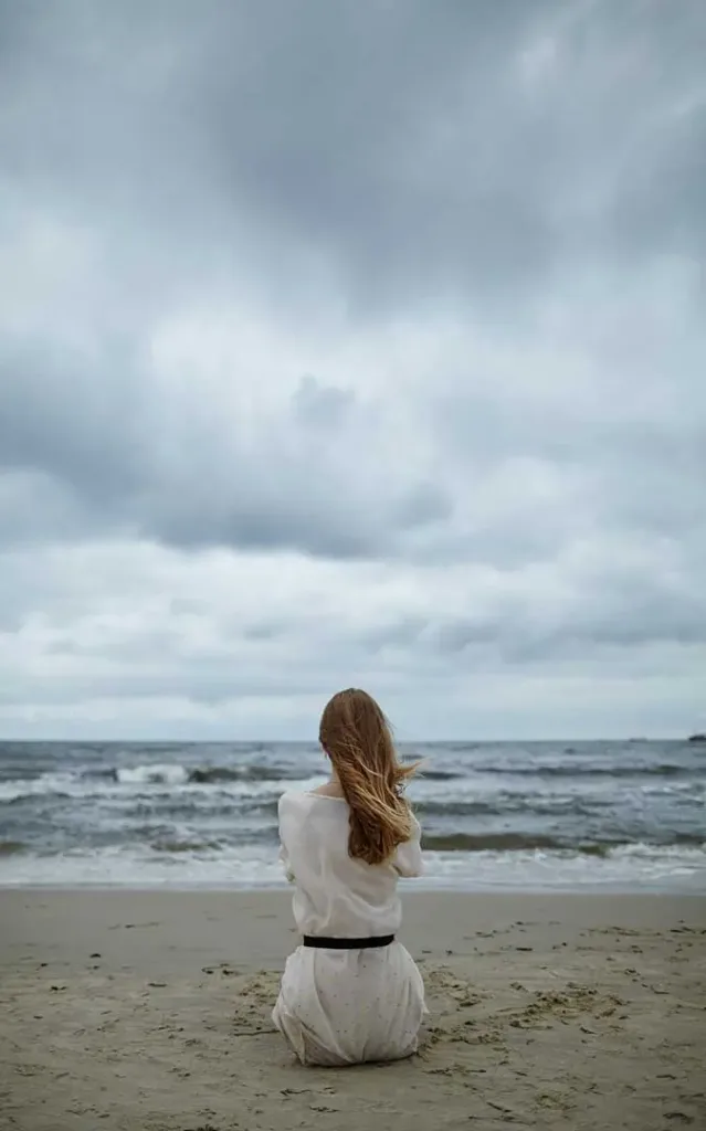 Intuitive Leaderin der neuen Zeit Fernausbildung: Frau am Meer mysterioes