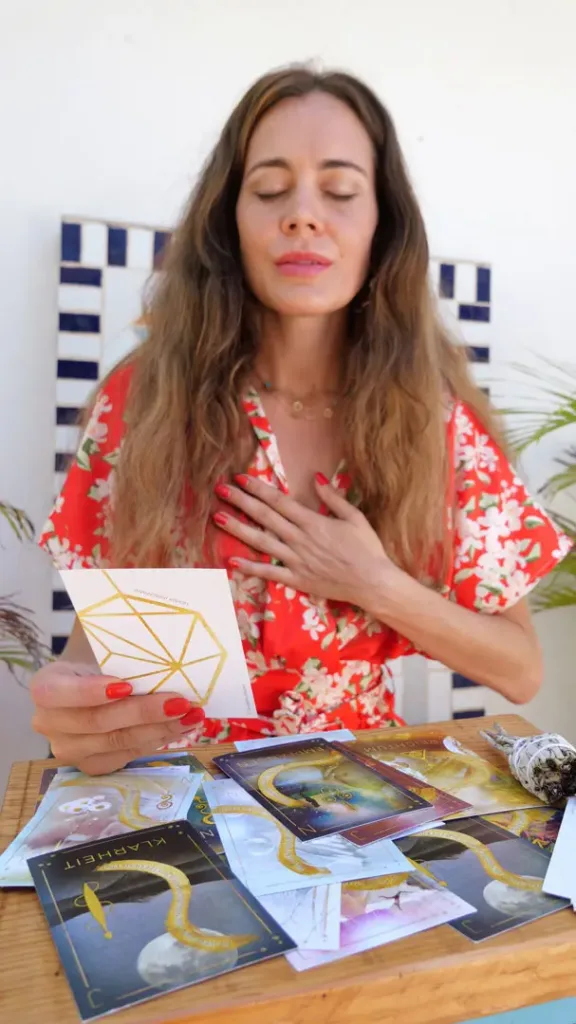 Orakel der Intuition - Kartenset - Jacqueline Le Saunier mit Hand auf Herz